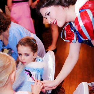 Snow White meets two young girls