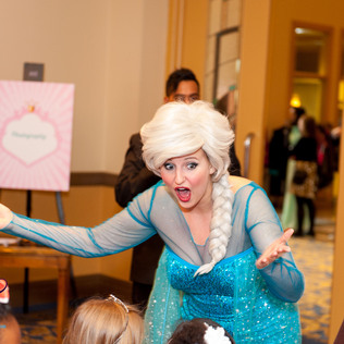 Elsa from Frozen explaining something to the toddler princesses