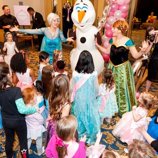 Olaf from Frozen and two princesses meets some young princesses